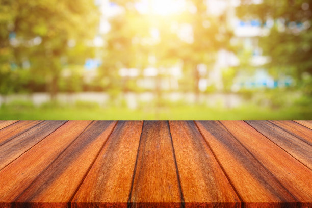 木板或桌子和抽象模糊的背景。免费空间可用于照片蒙太奇或产品展示设计和广告图片下载