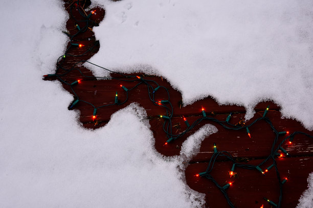 圣诞彩灯和融化的雪图片下载