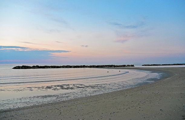 沙滩上的排水口。美丽的日出天空在海上素材图片
