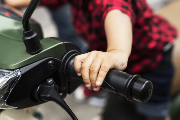 年轻的印度男孩骑着摩托车图片下载