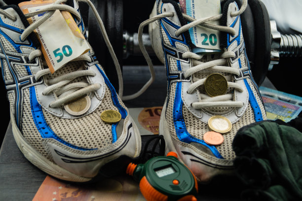 桌子上鞋子的特写镜头图片下载