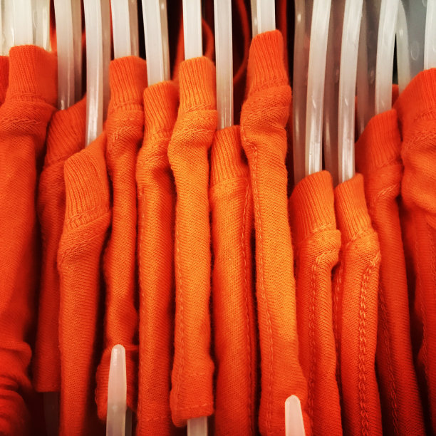 橙色衬衫在架子上图片下载