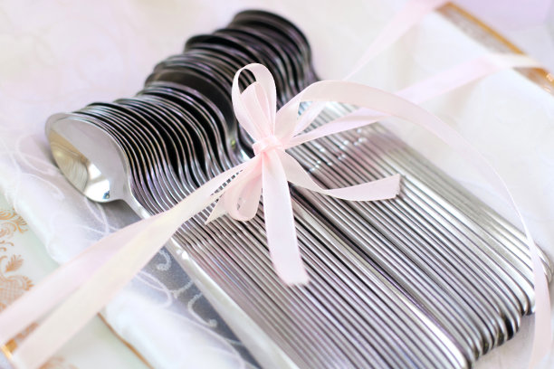 餐厅桌上的银勺图片下载