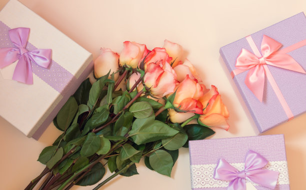 礼物或礼盒和鲜花图片下载