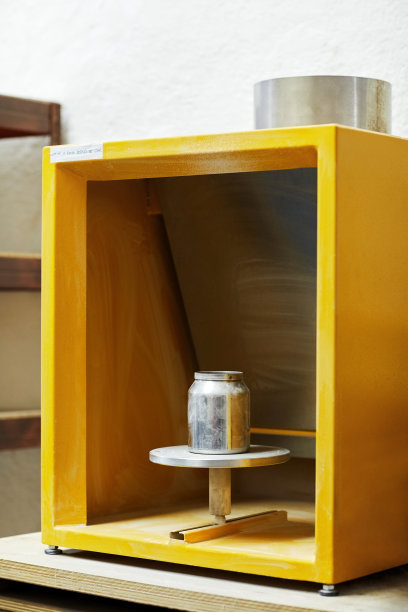 陶瓷窑中金属容器的特写图片下载