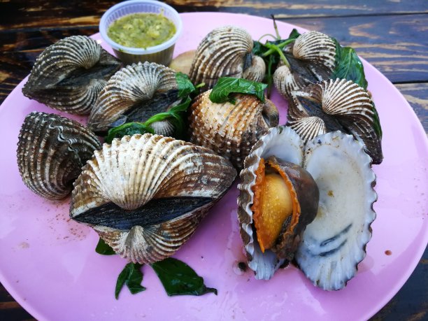 清蒸蛤蜊的蘸酱和辣酱是著名的泰国街头美食图片下载