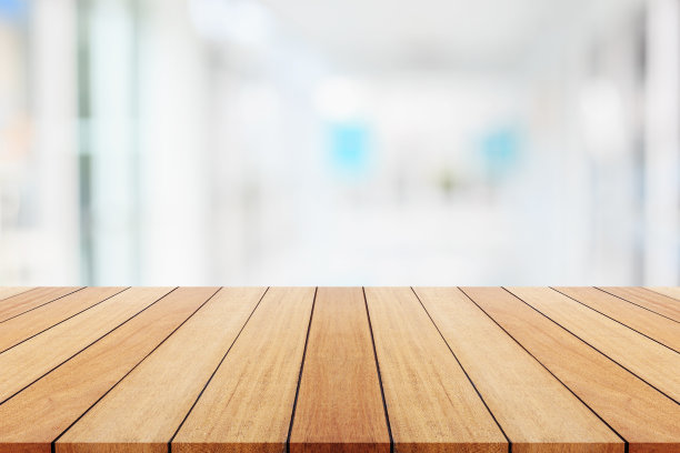 木板或桌子和抽象模糊的背景。免费空间可用于照片蒙太奇或产品展示设计和广告图片下载