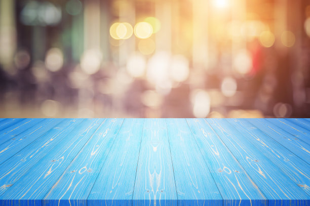 木板或桌子和抽象模糊的背景。免费空间可用于照片蒙太奇或产品展示设计和广告图片下载