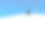 孤独的树被雪包围在山上。图片下载