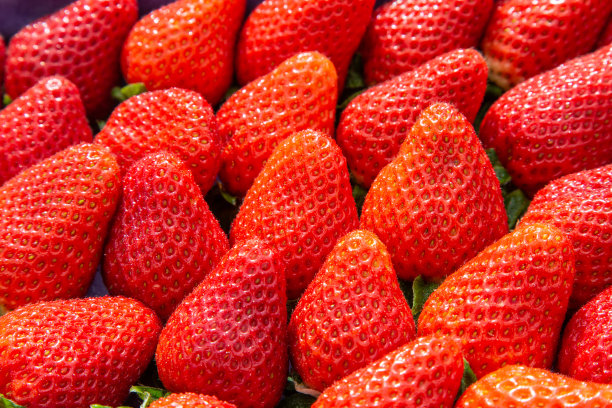 花园里剥开的草莓图片下载