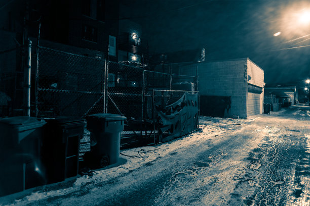冬天的夜晚，白雪覆盖了漆黑的城市小巷图片下载