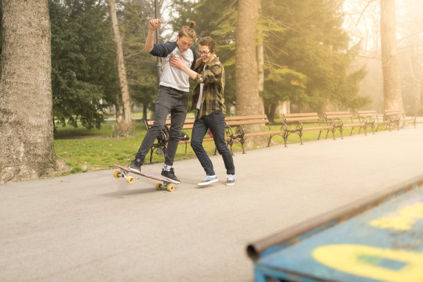 十几岁的孩子学滑冰，玩得很开心图片下载