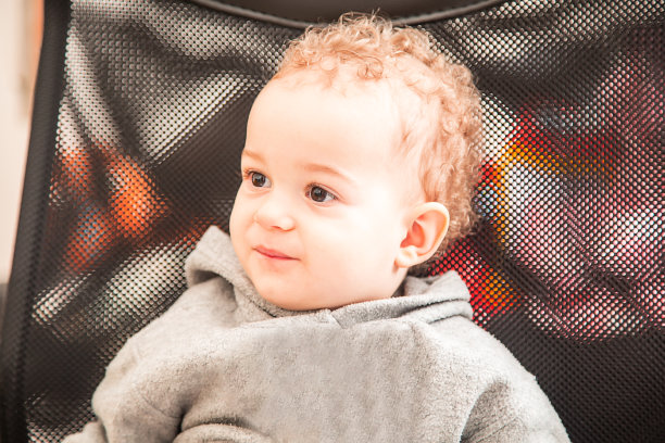 可爱的一岁小男孩坐在椅子上图片下载