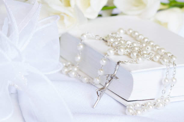 第一圣餐符号背景概念与念珠和花图片下载