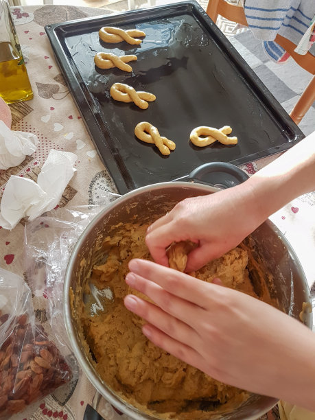 为复活节自制希腊小面包“koulouria”图片下载