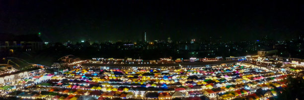 曼谷夜市的塑料帐篷屋顶和黑暗的天空的全景景观。晚上很受欢迎的购物场所。图片下载