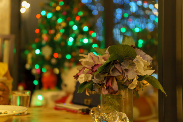 近距离模拟花束在桌子上与模糊的光散景背景。图片下载