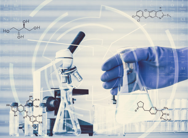 在化学实验室中，化学家将透明试剂放入试管中进行反应测试，以化学方程式和元素周期表为背景。图片下载