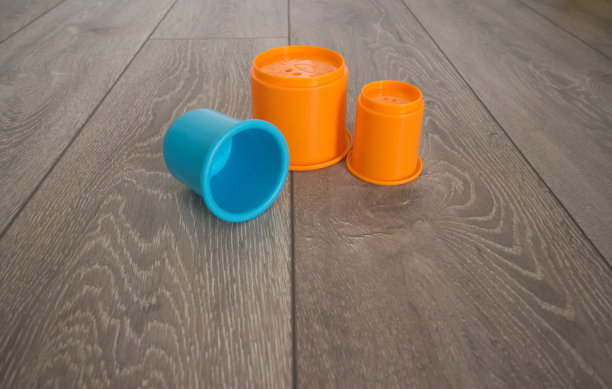 孩子的玩具杯子放在木地板上图片下载