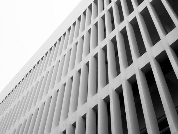 以鳍状立面的韵律，抽象的建筑层次，仰望现代混凝土建筑图片下载