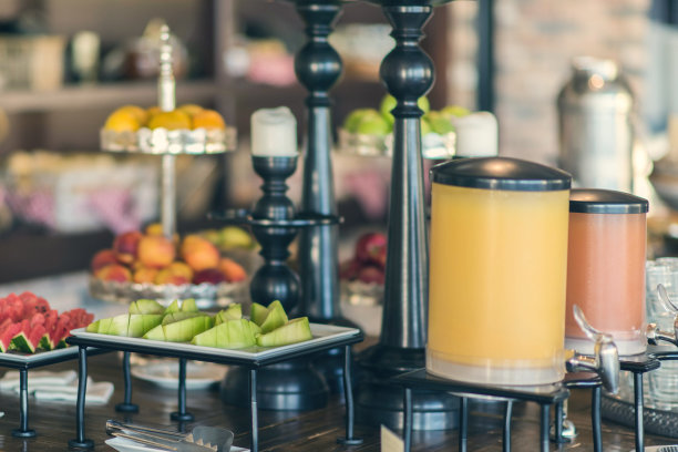 新鲜明亮的欧式早餐餐桌，还有果酱。图片下载