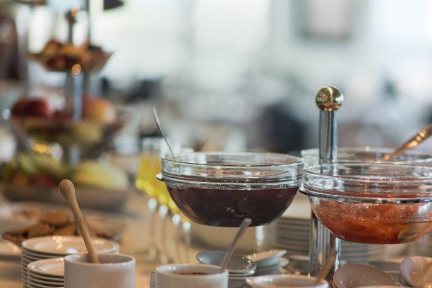 新鲜明亮的欧式早餐餐桌，还有果酱。图片下载