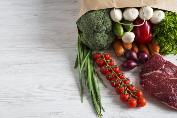 纸袋装着不同的蔬菜和水果。健康食品。前视图。平的。副本的空间。图片下载