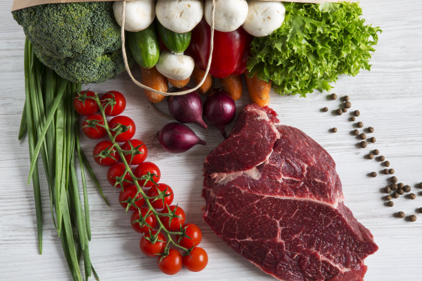 纸袋装着不同的蔬菜和水果。健康食品。前视图。平的。图片下载