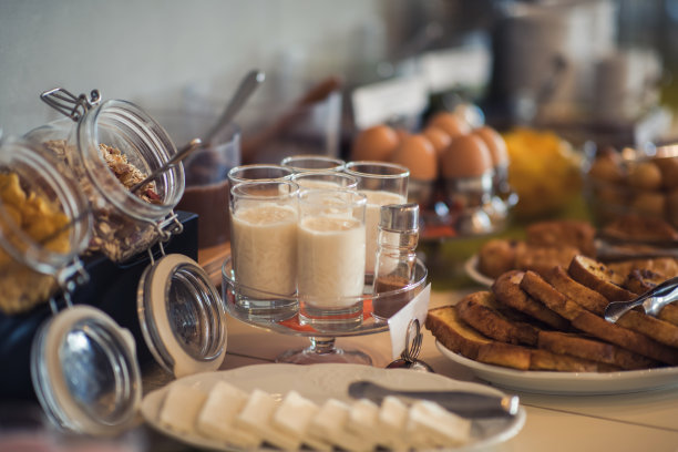 新鲜明亮的欧式早餐餐桌，还有果酱。图片下载