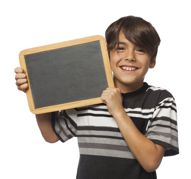 微笑的男孩拿着一块小黑板图片下载