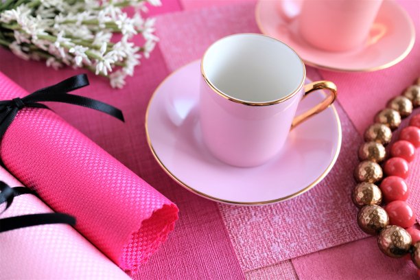 粉红色包装纸上的淡紫色咖啡杯图片下载