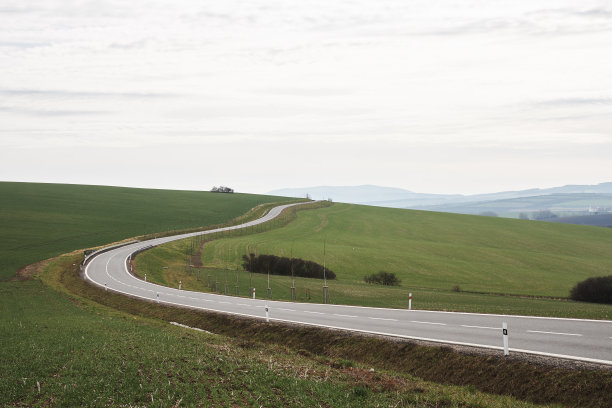 在捷克共和国，南摩拉维亚的沥青公路景观与田野和草地图片下载