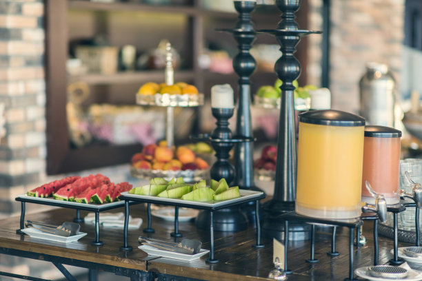 新鲜明亮的欧式早餐餐桌，还有果酱。图片下载