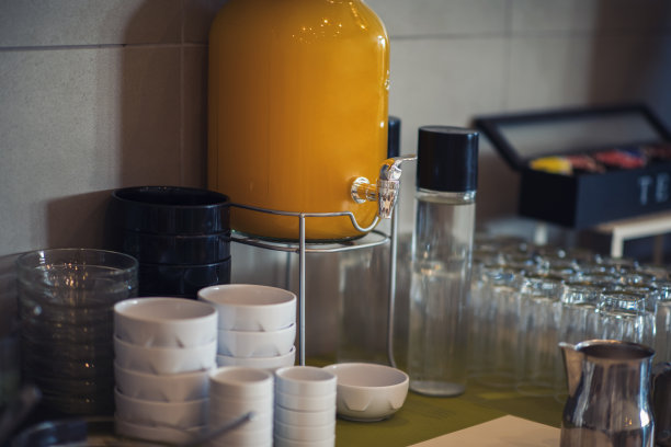 新鲜明亮的欧式早餐餐桌，还有果酱。图片下载