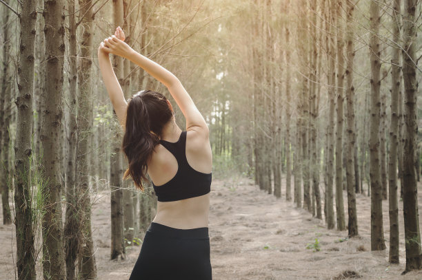 亚洲女性健身女性跑步伸展腿，快乐享受自由积极健康的生活方式伸展在夏季在山后视图。图片下载