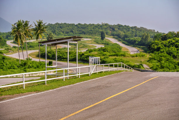 赛马场位于山上。图片下载