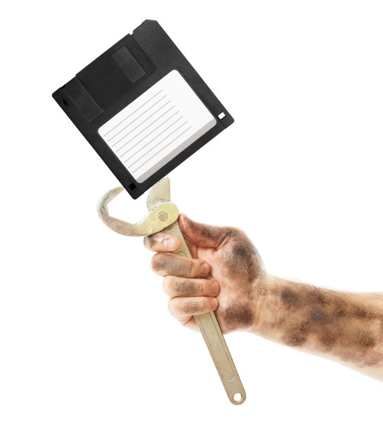 机械手与扳手和软盘的概念图片下载