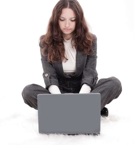 女商人坐在地板上用笔记本电脑工作图片下载