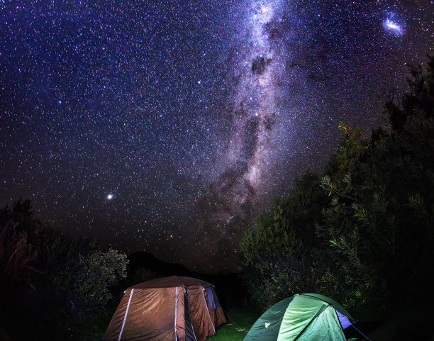 非常美丽的夜空，前景是帐篷图片下载
