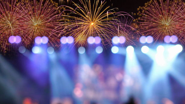 会议厅内多色烟花聚焦灯光抽象模糊照片，研讨会和派对环境概念图片下载