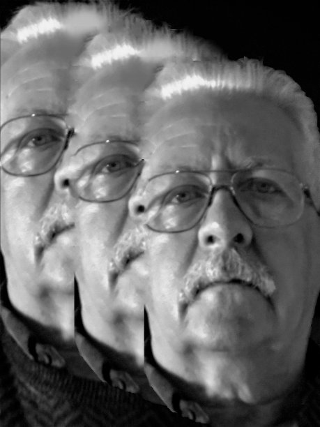 免版税照片-三面头的成熟白发男子戴眼镜-老男人有一个非常严肃的表情在他的3张脸上在这B&W肖像-看到三面图片下载