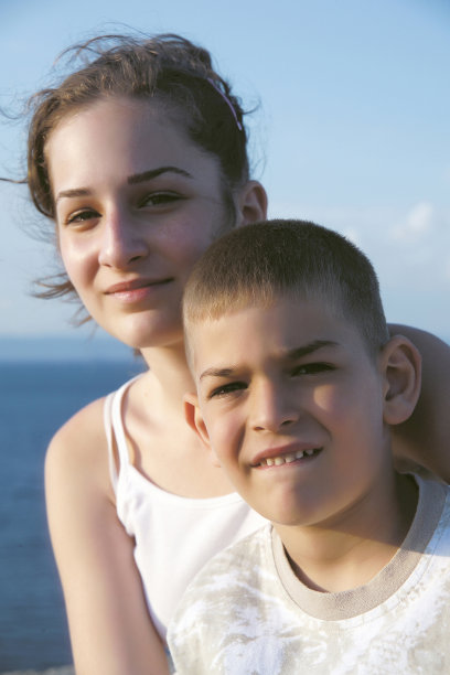 快乐的兄弟姐妹图片下载