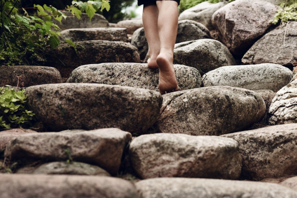 孩子在夏天爬上花园的楼梯图片下载