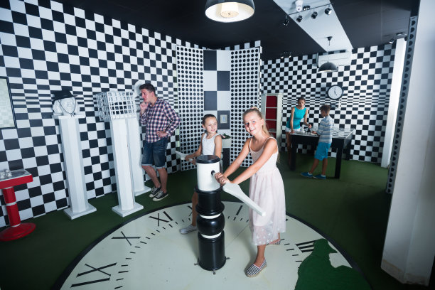一个不错的家庭正在密室里参观图片下载
