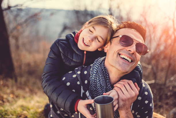 女儿拥抱父亲素材图片