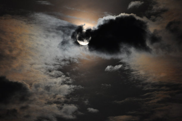 满月与云彩和彩色日冕(光学现象)图片下载