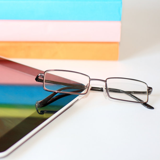 叠书配一副眼镜图片下载