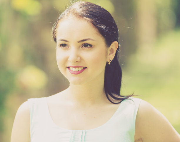 快乐微笑的年轻女子肖像在户外图片下载
