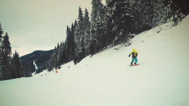 在山上滑雪图片下载
