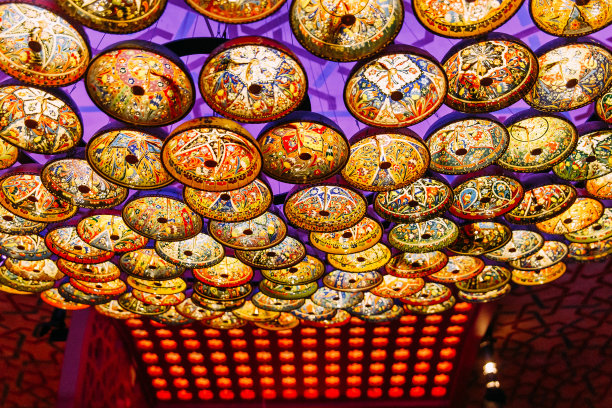 天花板上漂亮的东方风格吊灯图片下载